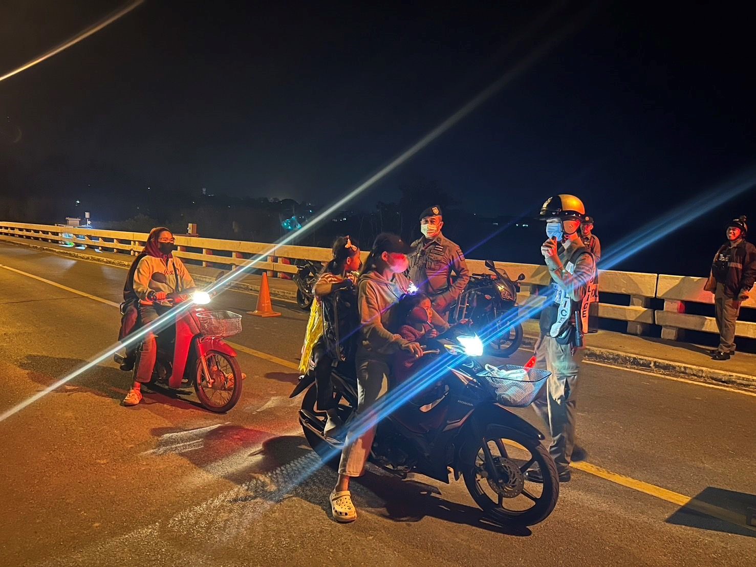 วันที่ 9 ตุลาคม 2567 เวลา 21.00 น. ร.ต.ท.สุวิทย์  แสงสุริยันต์ รอง สว.(ป.) สภ.แม่สะเรียง (ร้อยเวร20) 201  ข่ายสายตรวจ 121 122 ตั้งจุดตรวจ จุดสกัด เพื่อป้องกันปราบปราม ลดการเกิดอาชญากรรม และตรวจสอบจักรยานยนต์ท่อเสียงดัง ในเขตพื้นที่รับผิดชอบ